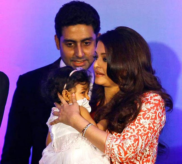 পাপারাজ্জিদের ক্যামেরা থেকে মেয়েকে বাঁচানোর চেষ্টা করেন ঐশ্বরিয়া রাই বচ্চন। ছবি: ইনস্টাগ্রাম থেকে নেওয়া