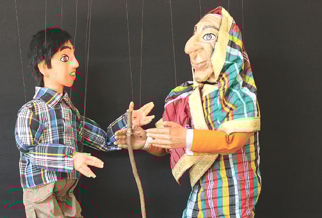 বাংলাদেশের পুতুলনাট্য গবেষণা কেন্দ্রের কর্মফল পুতুলনাট্যর একটি দৃশ্য। নাটকটি পরিবেশিত হয় দনিয়া স্টুডিও থিয়েটার মিলনায়তনে। ছবি: সংগৃহীত