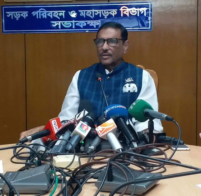 সচিবালয়ে সাংবাদিকদের সঙ্গে কথা বলছেন ওবায়দুল কাদের । ছবি: মোশতাক আহমেদ