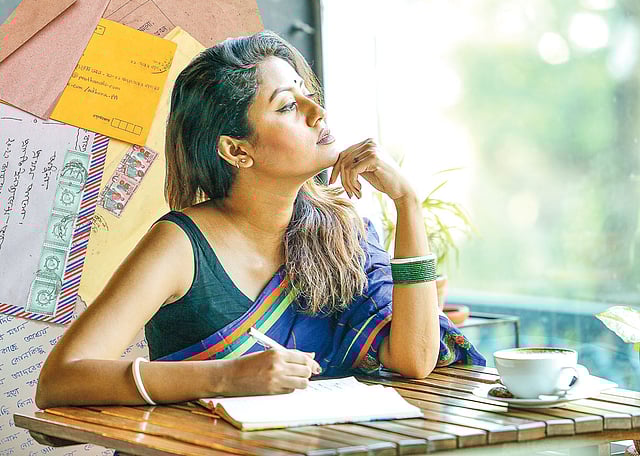 এখনো মানুষ মনের কথা প্রকাশ করতে চিঠির আশ্রয় নেয়। মডেল: অসিন, ছবি: সুমন ইউসুফ