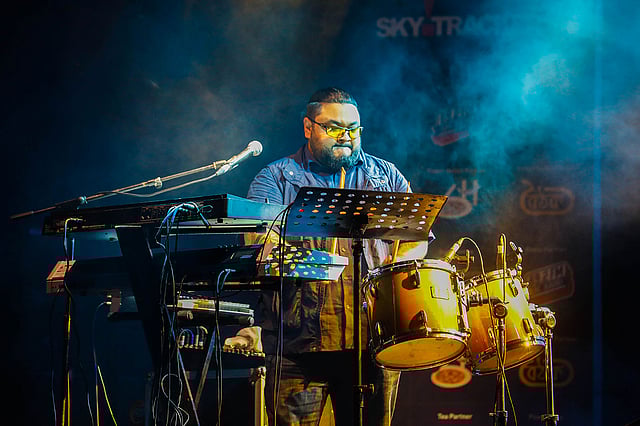 ‘ফুয়াদ লাইভ ইন ঢাকা’ কনসার্টে ফুয়াদ আল মুক্তাদির। ছবি: দীপু মালাকার