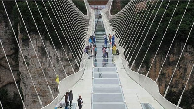 চীনে রোমাঞ্চকর বেশ কিছু কাচ নির্মিত সেতু ও পর্যটনস্থান বন্ধ করে দেওয়া হয়েছে। ছবি: রয়টার্স