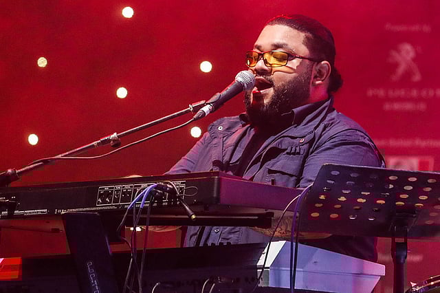 ‘ফুয়াদ লাইভ ইন ঢাকা’ কনসার্টে ফুয়াদ আল মুক্তাদির। ছবি: দীপু মালাকার