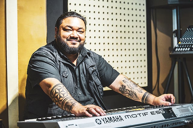 ‘ফুয়াদ ইন ঢাকা’ কনসার্টের মহড়ায় ফুয়াদ আল মুক্তাদির। ছবি: সুমন ইউসুফ