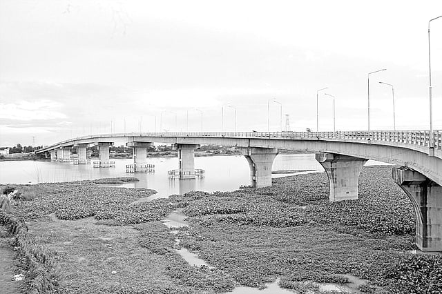 শীতলক্ষ্যা নদীর ওপর নির্মিত সেতু। সম্প্রতি নারায়ণগঞ্জের রূপগঞ্জের মুড়াপাড়া এলাকায়। ছবি: প্রথম আলো