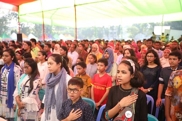 জাতীয় সংগীত দিয়ে উৎসবের সূচনা করা হয়। ছবি: আবদুস সালাম