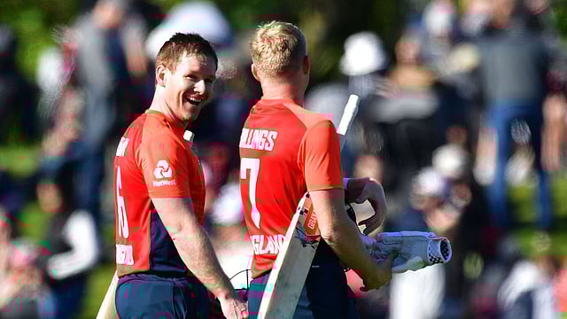 জয় তুলে নিয়েই মাঠ ছেড়েছেন মরগান। ছবি: এএফপি