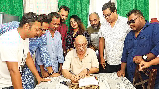 টেলিভিশন নাটকের শুটিংয়ে নিয়ম ফেরানোর উদ্যোগ নিয়েছে টিভি নাটকের আন্তসংগঠনগুলো। গতকাল শুরু হয় এর আনুষ্ঠানিক কার্যক্রম। সেই নিয়ম মেনে উত্তরার একটি শুটিংবাড়িতে চুক্তি সই করে কাজ শুরু করেন অভিনেতা আবুল হায়াত। ছবি: সংগৃহীত