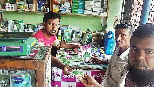 ছিলেন কৃষক, সেখান থেকে উদ্যোক্তা হয়েছেন শেখ মঞ্জুর রহমান (বাঁয়ে)। সম্প্রতি খুলনার ডুমুরিয়ায় নিজের দোকানে। ছবি: প্রথম আলো