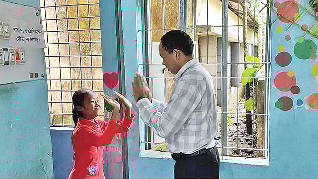 খাগড়াছড়ি শহরের খাগড়াপুর সরকারি প্রাথমিক বিদ্যালয়ে শিক্ষকেরা এমন অভিনব কায়দায় শিক্ষার্থীদের শ্রেণিকক্ষে অভ্যর্থনা জানান। সম্প্রতি বিদ্যালয়ে। প্রথম আলো