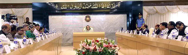 প্রধানমন্ত্রী শেখ হাসিনার সভাপতিত্বে মন্ত্রিসভার বৈঠক অনুষ্ঠিত হয়। প্রধানমন্ত্রীর কার্যালয়, ঢাকা, ৪ নভেম্বর। ছবি: পিআইডি