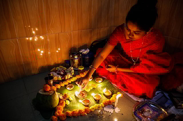 প্রার্থনারত এক পুণ্যার্থী