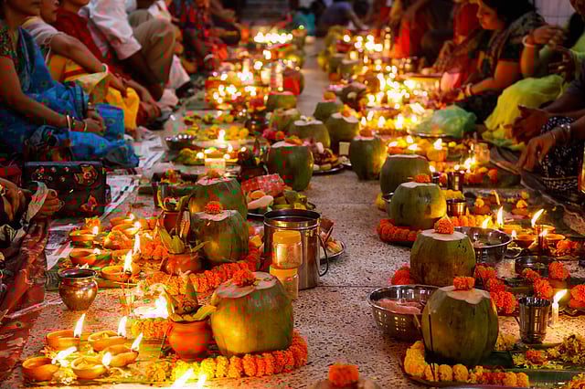 দূরদূরান্ত থেকে ভক্তরা এখানে জড়ো হন এবং প্রদীপ, ফুল, ফল নিয়ে প্রার্থনায় অংশ নেন