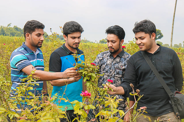 যশোরের গদখালীতে ফুল চাষ দেখতে আসেন দেশের বিভিন্ন প্রান্তের লোকজন। ছবি: লেখক