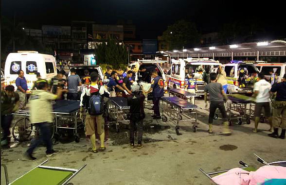 থাইল্যান্ডে বন্দুকধারীদের হামলায় ১৫ স্বেচ্ছাসেবী নিহত হওয়ার পর ঘটনাস্থলে উদ্ধারকর্মীরা। ছবি: রয়টার্স