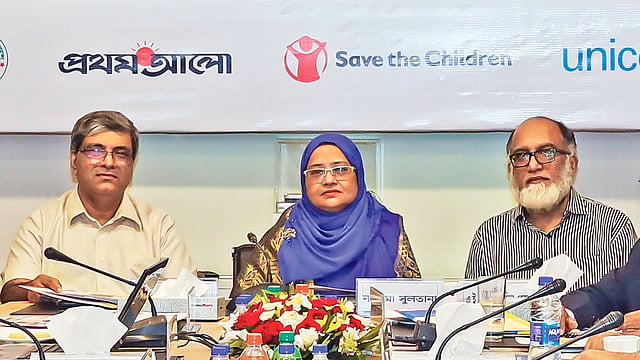 গোলটেবিল বৈঠকে বক্তব্য দেন স্বাস্থ্য অধিদপ্তরের অতিরিক্ত মহাপরিচালক নাসিমা সুলতানা। তাঁর পাশে মোহাম্মাদ শরীফ (বাঁয়ে) ও এ ই মো. মহিউদ্দিন ওসমানি। গতকাল প্রথম আলো কার্যালয়ে। প্রথম আলো