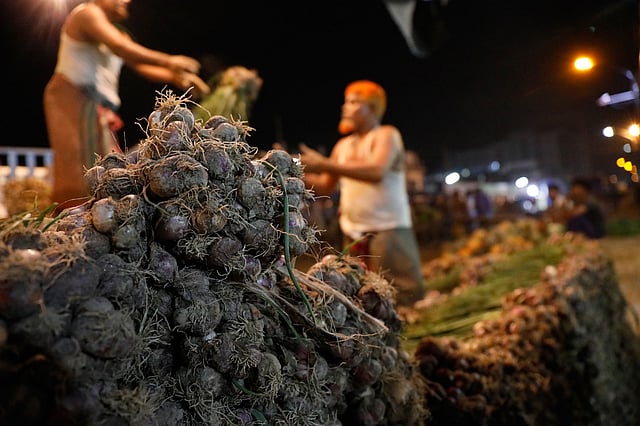 অনেক ক্ষেত্রে পেঁয়াজ জোলাপের কাজ করে। ছবি: দীপু মালাকার