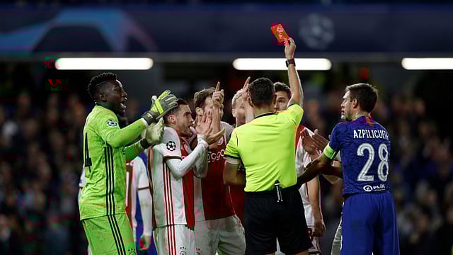 দুই মিনিটে দুটি লাল কার্ড দেখার মাশুল দিতে হয়েছে আয়াক্সকে। ছবি: এএফপি