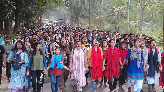জাহাঙ্গীরনগর বিশ্ববিদ্যালয়ের উপাচার্যকে অপসারণের দাবিতে বিক্ষোভ। আজ বেলা দেড়টায়। ছবি: মাইদুল ইসলাম