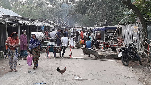 নওগাঁর রানীনগর-আবাদপুকুর রাস্তার হাতিরপুল ব্রিজ ভেঙে যাওয়ায় যানবাহন চলাচল বন্ধ হয়ে গেছে। ছবি: লেখক