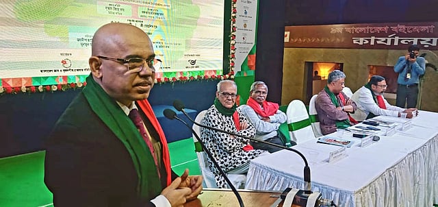 গতকাল বুধবার বইমেলায় আলোচনা সভার বিষয়বস্তু ছিল ‘সমাজ বদলে সংবাদপত্রের ভূমিকা’। ছবি: ভাস্কর মুখার্জি