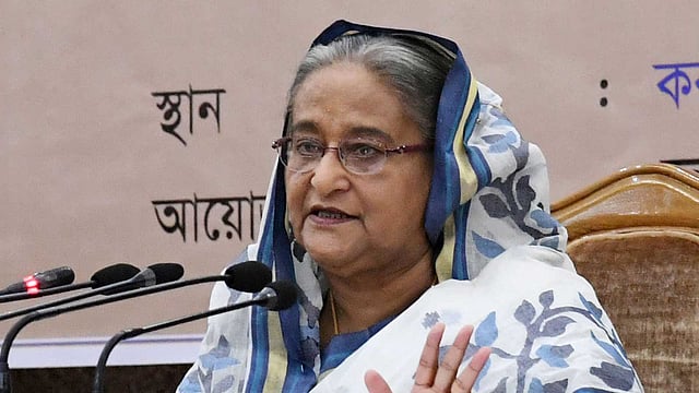 প্রধানমন্ত্রী শেখ হাসিনা তাঁর কার্যালয়ে অসুস্থ, অসচ্ছল ও দুর্ঘটনায় আহত সাংবাদিক এবং প্রয়াত সাংবাদিক পরিবারের সদস্যদের মধ্যে সহায়তা-ভাতা/অনুদানের চেক প্রদান অনুষ্ঠানে বক্তৃতা করেন। ঢাকা, ০৭ অক্টোবর। ছবি: পিআইডি