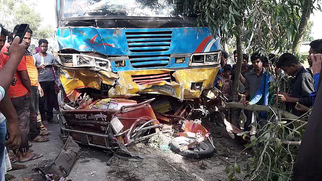 বাস ও ব্যাটারিচালিত অটোরিকশার মুখোমুখি সংঘর্ষে দুমড়েমুচড়ে যায় অটোরিকশাটি। আমতলা, পঞ্চগড়, ৮ নভেম্বর। ছবি: রাজিউর রহমান