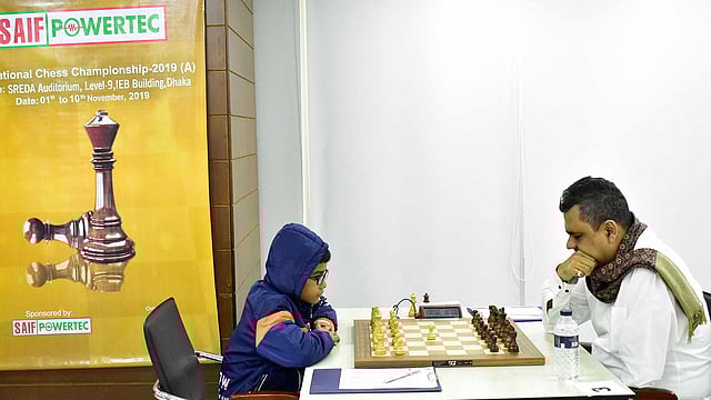 গ্র্যান্ডমাস্টার জিয়াউর রহমানের মুখোমুখি মনন। ছবি: দাবা ফেডারেশন