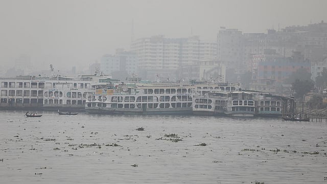 ঘূর্ণিঝড় ‘বুলবুল’-এর আশঙ্কায় সদরঘাট থেকে সব ধরনের নৌযান চলাচল বন্ধ ঘোষণা করা হয়েছে। সদরঘাট, ০৮ নভেম্বর। ছবি: দীপু মালাকার