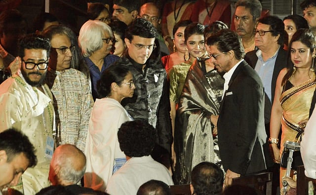 উদ্বোধনী অনুষ্ঠানে সবার মাঝে পশ্চিমবঙ্গের মুখ্যমন্ত্রী মমতা বন্দ্যোপাধ্যায় ও শাহরুখ খান। ছবি: ভাস্কর মুখার্জি