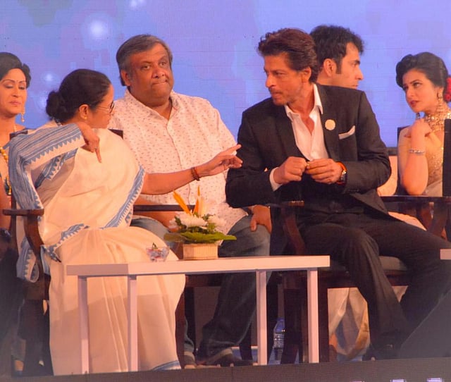 অনুষ্ঠানে পশ্চিমবঙ্গের মুখ্যমন্ত্রী মমতা বন্দ্যোপাধ্যায়ের সঙ্গে আলাপে ব্যস্ত শাহরুখ খান। ছবি: ভাস্কর মুখার্জি