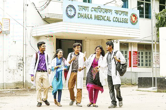 ছাত্রছাত্রীদের জন্য সর্বশেষ এডিশনের বইগুলো সহজলভ্য করা জরুরি। ছবি: প্রথম আলো