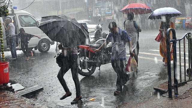 ঘূর্ণিঝড় ‘বুলবুল’-এর প্রভাবে কলকাতায় বৃষ্টি শুরু হয়েছে। ছবি: ভাস্কর মুখার্জি