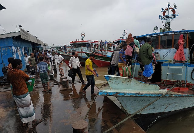 ডেকে ডেকে দৌলতদিয়া ঘাটে যাত্রীদের লঞ্চে ওঠানো হয়। ছবি: এম রাশেদুল হক