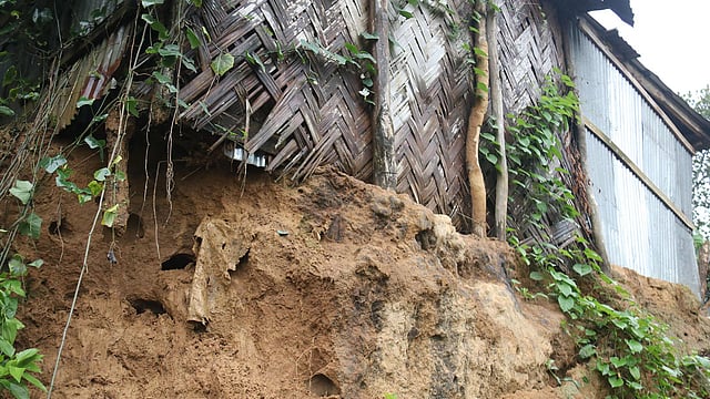 পাহাড়ের গায় ঝুঁকি নিয়ে গড়ে উঠেছে অনেক বাড়িঘর। বুলবুলের প্রভাবে পাহাড় ধসের আশঙ্কা রয়েছে। তাই সেখানকার লোকজনকে নিরাপদ আশ্রয়ে যেতে বলা হয়। ফাইল ছবি