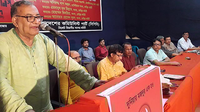 মৌলভীবাজারে সিপিবির সিলেট বিভাগীয় যুব কমিউনিস্ট ক্যাম্পের সমাপনী অনুষ্ঠানে প্রধান অতিথির বক্তব্য দেন সিপিবির কেন্দ্রীয় কমিটির সভাপতি মুজাহিদুল ইসলাম সেলিম। ছবি: প্রথম আলো