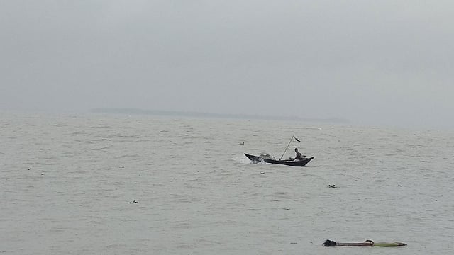 ১০ নম্বর মহা বিপৎসংকেতের মাঝেই উপকূলের বলেশ্বর নদে মাছ ধরছেন জেলেরা। রায়েন্দা নতুন লঞ্চ ঘাট, শরণখোলা, বাগেরহাট। ছবি: প্রথম আলো