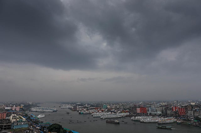 রাজধানীর আকাশ সারা দিনই ছিল মেঘাচ্ছন্ন আর সকাল থেকেই ছিল গুঁড়ি গুঁড়ি বৃষ্টি