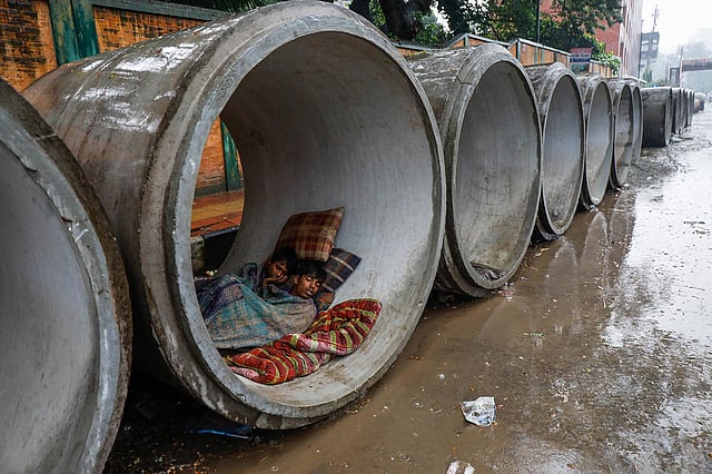 আরামবাগে পাইপের ভেতর ঘুমিয়ে আছে দুই দুস্থ কিশোর