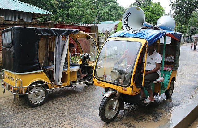 পাহাড়ের গায় ঝুঁকি নিয়ে গড়ে উঠেছে অনেক বাড়িঘর। বুলবুলের প্রভাবে পাহাড় ধসের আশঙ্কা রয়েছে। তাই সেখানকার লোকজনকে নিরাপদ আশ্রয়ে যেতে মাইকিং করা হয়। ছবি: সংগৃহীত