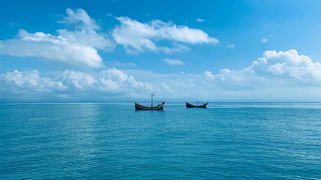 আজ সোমবার সকালে সেন্ট মার্টিন জেটি থেকে ফেসবুকে ছবিটি পোস্ট করেছেন চঞ্চল চৌধুরী