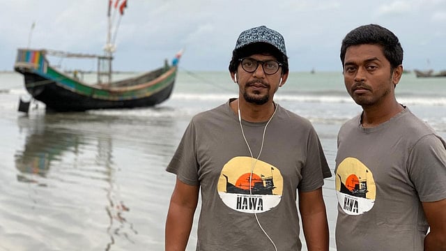 ঘূর্ণিঝড়ের আগে সেন্ট মার্টিন সমুদ্রসৈকতে ‘হাওয়া’ ছবির অভিনয়শিল্পী চঞ্চল চৌধুরী ও পরিচালক মেজবাউর রহমান সুমন। ছবি: হাসান আহমেদ