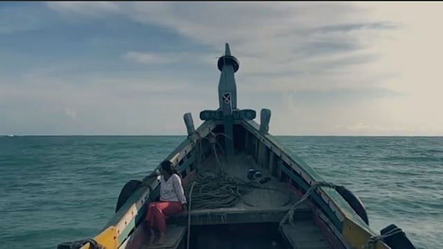 ‘হাওয়া’ ছবির শুটিং হচ্ছে এই ট্রলারে। ছবি: ফেসবুক থেকে নেওয়া