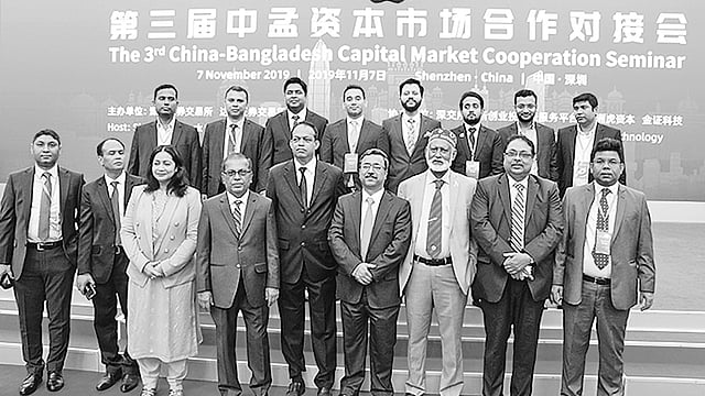 চীনের শেনজেনে অনুষ্ঠিত পুঁজিবাজারবিষয়ক দুই দিনব্যাপী সম্মেলনে অংশ নেয় ডিএসইর চেয়ারম্যান আবুল হাশেমের (প্রথম সারিতে বাঁ থেকে চতুর্থ) নেতৃত্বে একটি প্রতিনিধিদল। গত বৃহস্পতিবার শেনজেন স্টক এক্সচেঞ্জে। ছবি: ডিএসইর সৌজন্যে