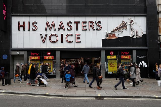 মালিকানা বদল হলেও লন্ডনের অক্সফোর্ড স্ট্রিটে এখনো দাঁড়িয়ে আছে এইচএমভি স্টোর। ছবি: রয়টার্স