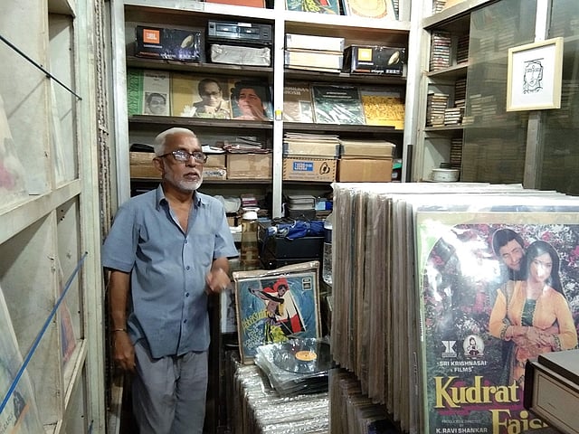 ফার্মগেটের উত্তরণ রেকর্ডিং মিডিয়ার কর্ণধার রফিকুল ইসলামের সংগ্রহে শুধু অনেক পুরোনো ও স্মৃতিবিজড়িত লং-প্লে (এলপি) রেকর্ডই নেই, বাংলাদেশের গানের জগতের অনেক অজানা তথ্যও রয়েছে। বহুমূল্য এসব সংগ্রহ আগলে থাকা এই সংগীতজন দৃঢ়তার সঙ্গেই বললেন, ‘কলের গান ফিরে আসবেই।’ তাঁকে আশার আলো দেখাচ্ছেন শ্রোতারাই, যাদের অনেকের বয়সই ৩০-৪০ বছরের মধ্যে। ছবি: প্রথম আলো