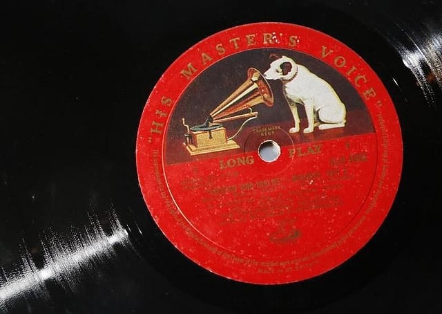 ‘হিজ মাস্টার্স ভয়েস’ শীর্ষক ফ্রান্সিস বারোর চিত্রকর্মকেই মনোগ্রাম হিসেবে ব্যবহার শুরু করেছিল গ্রামোফোন কোম্পানি। ছবি: রয়টার্স