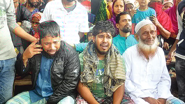 মুজিবুর রহমান ও কুলসুম আরার পরিবারের আহাজারি। গতকাল কসবার বায়েক সরকারি প্রাথমিক বিদ্যালয়ের সামনে। প্রথম আলো