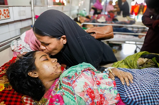 দুর্ঘটনায় আহত শাহিদা আক্তারের পাশে তাঁর নানি সুরাইয়া খাতুন। কিছুক্ষণ পরপরই ব্যথায় কাতরাচ্ছেন তিনি।