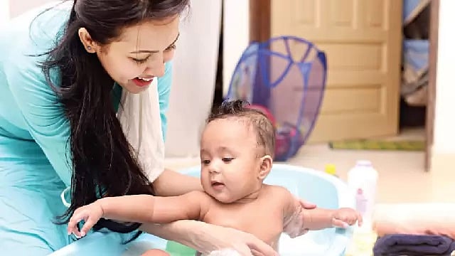 এক বছর বয়সী শিশু নিজের নাম বা অন্যান্য পরিচিত শব্দ শোনার সঙ্গে সঙ্গে জানান দেবে। ছবি: নকশা